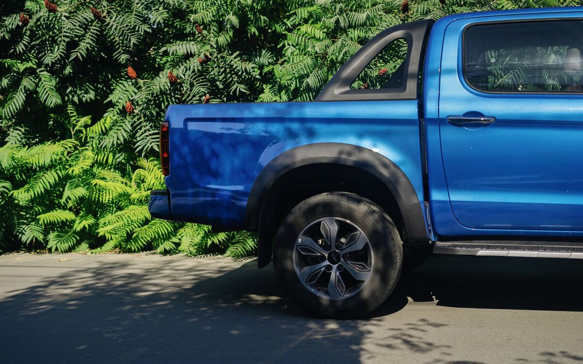 Caminhonete estacionada ao ar livre