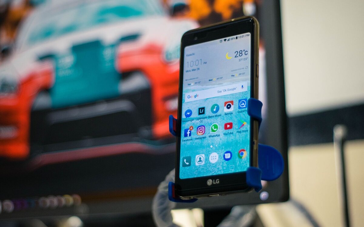 Celular exibindo um anúncio de carro