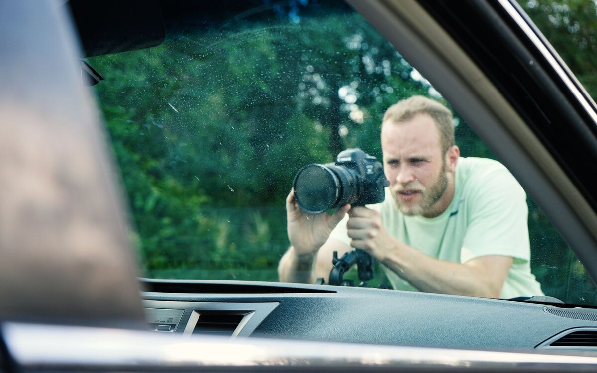 Carro sendo fotografado para o anúncio