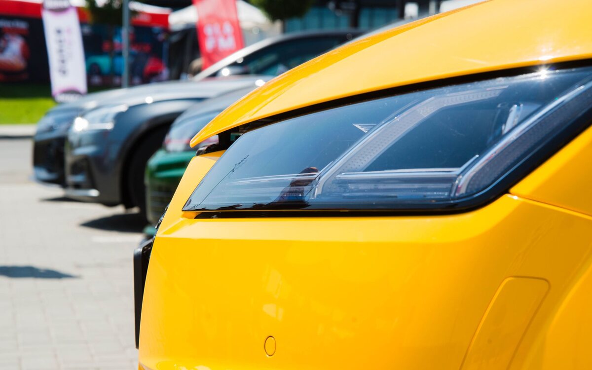 Carro exposto para venda