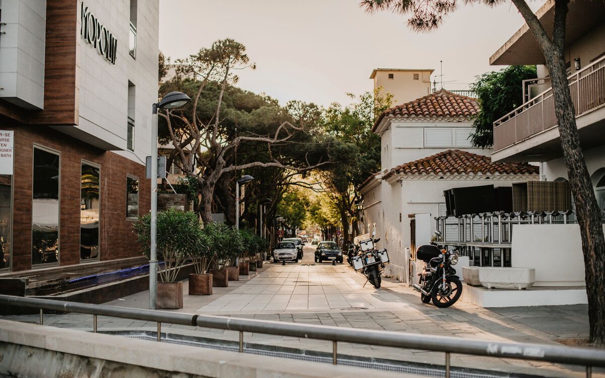 Moto estacionada na rua, limpa e pronta para o anúncio