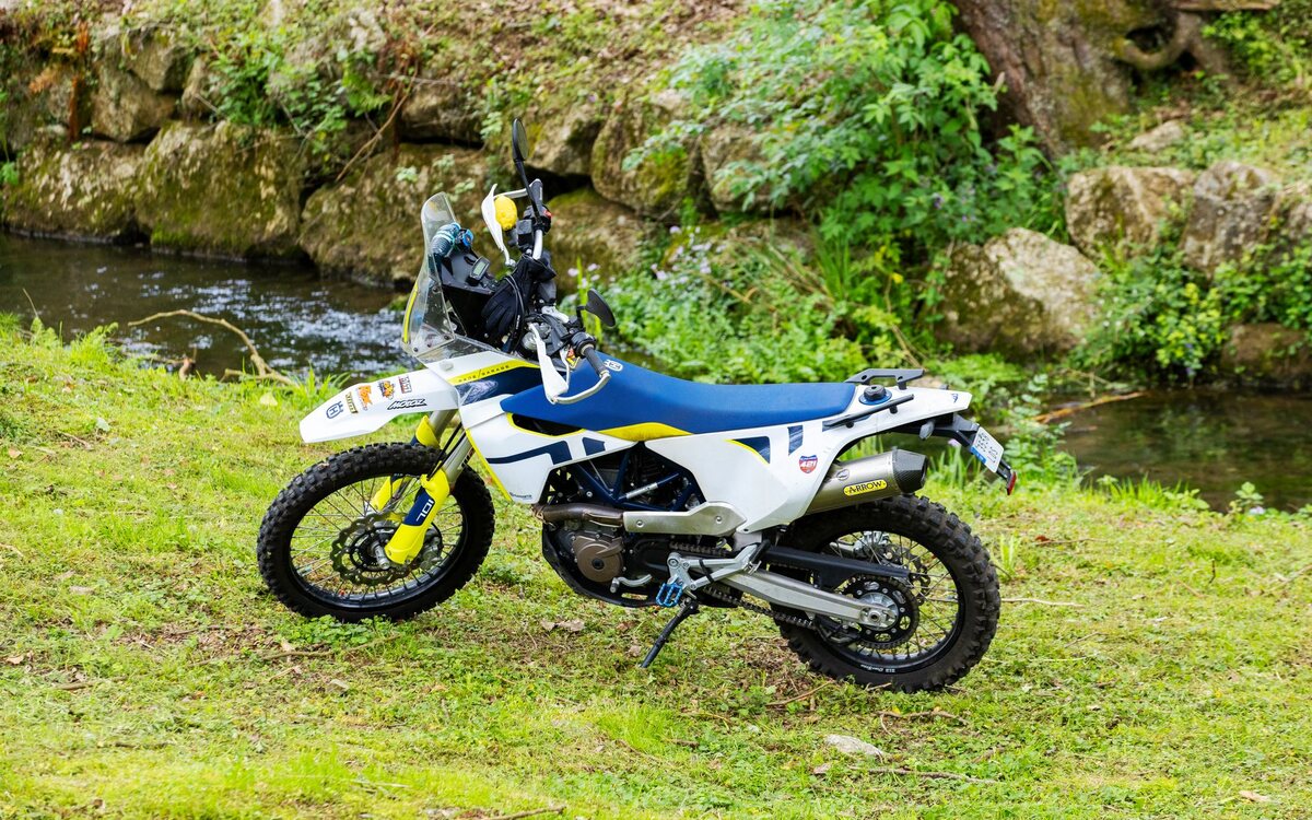 Moto estacionada e limpa, pronta para o anúncio