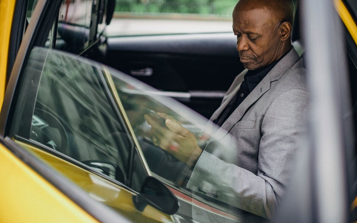 Vendedor conferindo o celular antes de entregar o carro