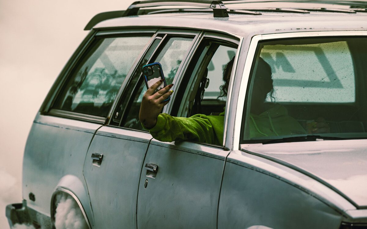 Carro sendo fotografado com o celular