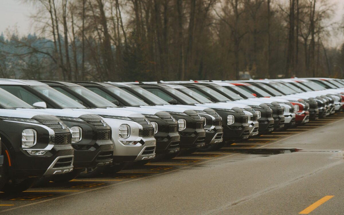 Fileira de carros no pátio da revenda