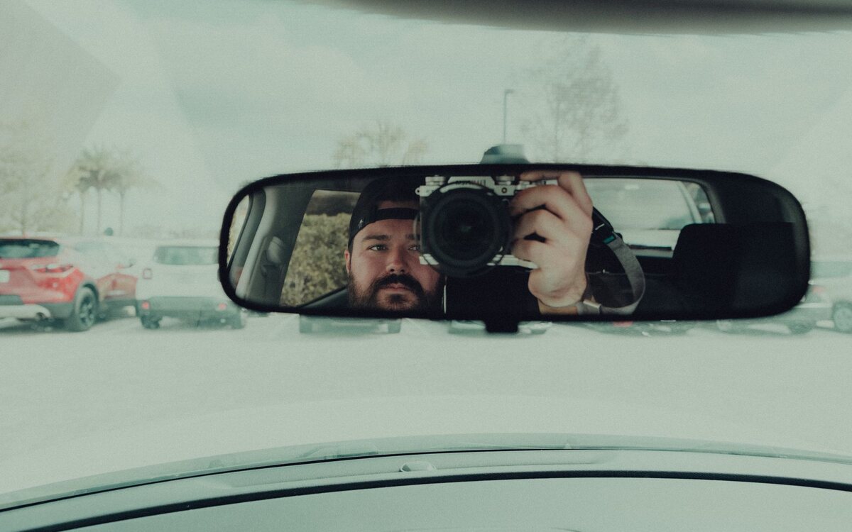 Carros sendo fotografados no pátio