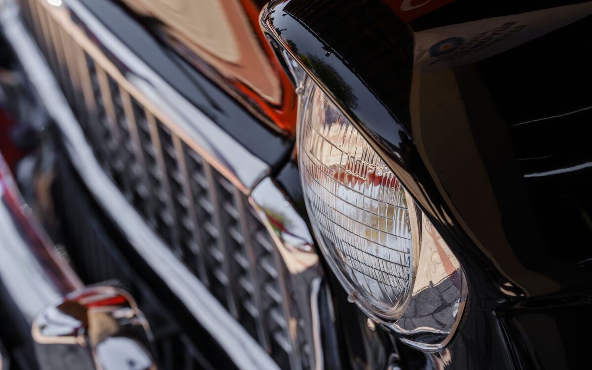 Detalhe cromado de um carro antigo