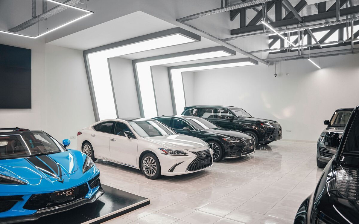 Carro seminovo exposto no showroom
