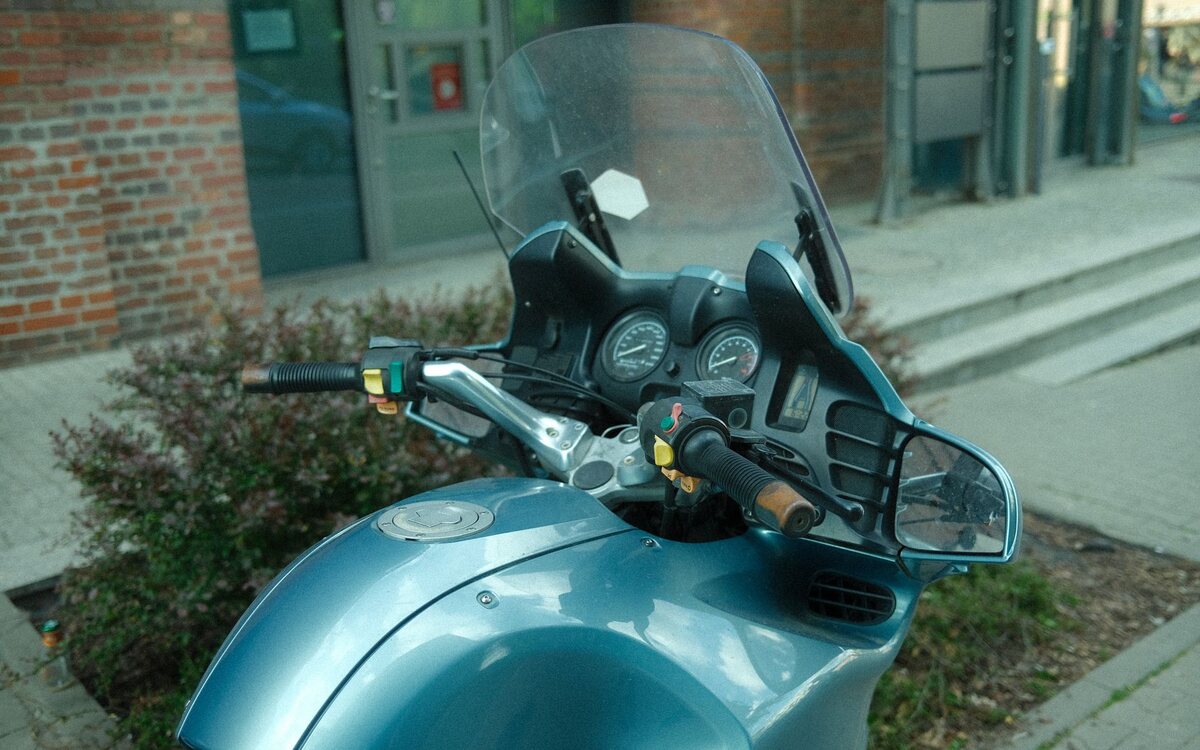 Moto usada estacionada, vista de lado
