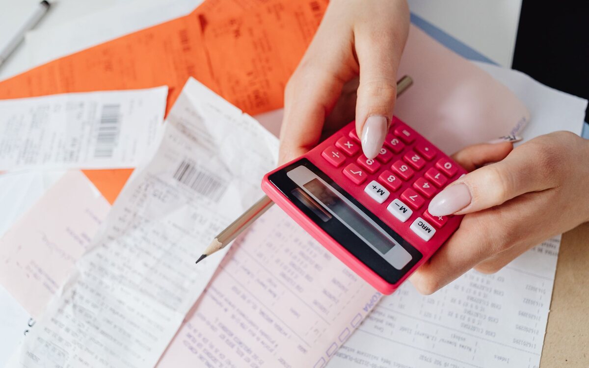 Calculadora e contas sobre a mesa do escritório